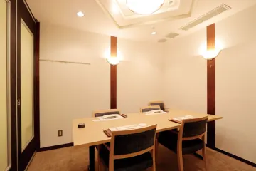 落ち着いた個室空間で過ごす、格式あるビジネスのひととき | 【最大6名・完全個室】ビジネス接待・会食に最適◆伊勢海老や国産牛フィレの石板焼など全12品ランチ／ディナー＋オリジナルメッセージカード対応｜ランドマーク「大森ベルポート」内の落ち着きある空間で商談・おもてなしを