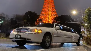 他では体験できないリムジンでの都会クルージング | 【個室確約プロポーズプラン】90分のリムジン周遊付き！表参道の中心地で楽しむ極上懐石ディナー全9品★スパークリングワイン＋11本のバラの花束＋メッセージ付きケーキ＋記念撮影★