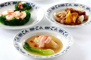 看板メニューの「麻婆豆腐」などを含む豪華ランチコース | 【個室確約×アニバーサリー/顔合わせプラン】麻婆豆腐やフカヒレスープなど絶品四川コース「延平門」★乾杯ドリンク＋メッセージ付ホールケーキ★横浜中華街の名店で大切な日のお食事