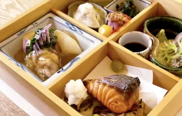 一期一会の美食体験★職人技と二十四節気の厳選食材が織りなす贅沢な逸品 | 【最大4名様・個室確約 / 創業180年 歴史が息づく京町家×お祝いランチプラン】繊細な職人技に舌鼓〜季節の厳選食材を堪能★二十四節気をもとにした松花堂ランチ〜東本願寺エリア・京都駅徒歩10分