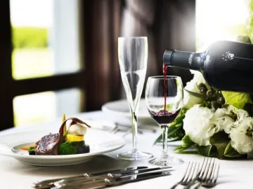 お祝いを華やかに演出する乾杯ドリンク | 【デザートプレート付き】アニバーサリープラン★贅沢河豚コース（全９品＋乾杯ドリンク＋メッセージプレート）