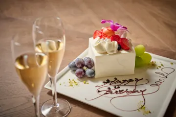 乾杯酒とメッセージ付ケーキでアニバーサリーをおもてなし | 【アニバーサリーディナー｜窓際席確約】アワビや国産牛など全7品豪華フルコース★乾杯酒+メッセージ付きスクエアケーキ付★名古屋で大切な日をお祝い！