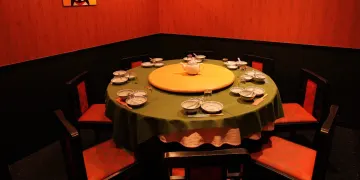 本場中国の雰囲気漂う上質空間★個室で祝う至福のひととき | 【個室確約★最大8名様 / お祝いプラン】とっておきのお祝いシーンを彩る極上の美食体験★匠の技光る本格中華料理コースを堪能する至福の美食体験★三宮エリアの大人の隠れ家で祝う至福のひととき