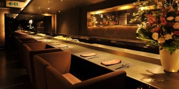 クリスマスにふさわしい上質でラグジュアリーな空間 | 【テーブル席orカウンターカップルシート確約◎Xmas2025】聖夜に煌めくシェフの腕によりをかけた特別コース★名古屋駅近くの優雅な隠れ家で至福のひとときを