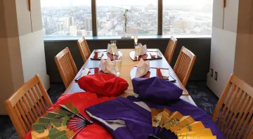 還暦・長寿祝いを彩る特別なサービスとプライベート空間 | 【最大25名様/個室or半個室確約 長寿祝いプラン】和フレンチコース全7品＋乾杯ドリンク＋ちゃんちゃんこレンタル★主役の方にはブーケ寿司をご用意！★アートホテル大阪ベイタワー高層階で長寿をお祝い★