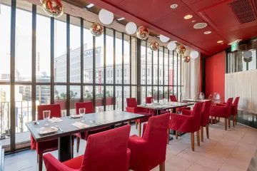 深紅でまとめられたスタイリッシュな空間 | 【半個室確約 接待・会食プラン】高級食材をふんだんに使用したフレンチフルコース＋乾杯グラスシャンパン+90分間フリードリンク付き★深紅でまとめられた華やかな空間★元町駅徒歩4分の好立地