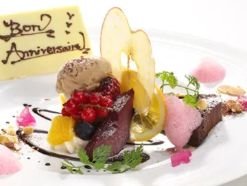 メッセージプレートによる演出で思い出に残る顔合わせのひとときを | 最大10名様【絶景×個室確約 顔合わせプラン】フレンチ全6品コース＋メッセージ付きプレート★名古屋の絶景と絶品フレンチで新たな家族の誕生をお祝い★