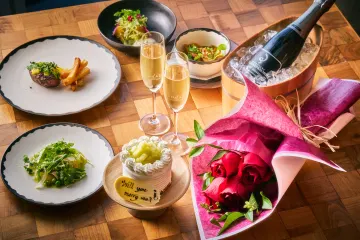 アンダーズ 東京が贈る五感を満たす創作グリルコース | 【窓際半個室確約／プロポーズプラン】シェフおすすめのディナー5コース+シャンパンハーフボトル+ショートケーキ+フラワーブーケ★東京の天空の絶景個室で愛を伝える夜