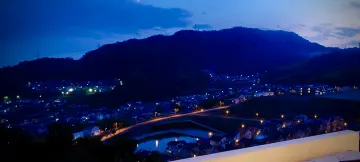 新たな絆を育む感動の共有★圧巻の大パノラマ×ご両家の親睦を深める至福のひととき | 【6〜8名様 / 半個室確約★ご両家お顔合わせディナープラン】煌めく夜景を望む上質空間×美食の饗宴★心尽くしの創作タイ料理コース〜広島の名店でご両家の親睦を深める美食のひとときを