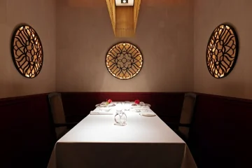 ラグジュアリーな店内で過ごすプロポーズのひととき | バラの花束付き！【Anny限定 個室確約プロポーズディナープラン】旬の味覚を堪能するシェフ自慢のフレンチフルコース★乾杯ドリンク＋メッセージプレート付き★煌びやかな銀座で愛の告白を！ DD