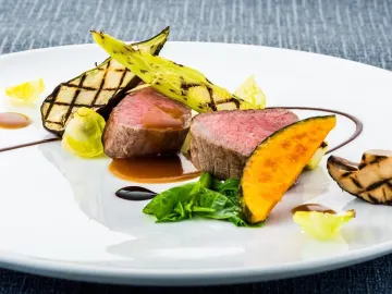 ここでしか味わえない、沖縄のエッセンスを感じる本格フレンチコース | 【ブリティッシュコロニアル調の非日常空間×アニバーサリーディナー】沖縄のエッセンスを感じる本格フレンチコース＋乾杯ドリンク＆メッセージを添えたアニバーサリーホールケーキ★ホテルモントレ沖縄スパ＆リゾート内のエレガント空間で祝うアニバーサリー