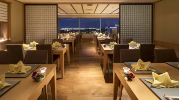 和モダンの趣漂う空間で特別なひととき | 【個室確約 アニバーサリープラン】お祝い膳「嘉」＋乾杯スパークリングワイン＋お祝いプレート★成田の風情ある空間で大切な日をお祝い★ホテルマイステイズプレミア成田内和食レストラン★