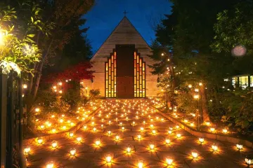 数百個のランタンに彩られる、幻想的なクリスマスの夜 | 【Xmasディナー2025】黒毛和牛を含む、葉山庵の豪華クリスマスフレンチ全2種＋乾杯酒★数百個のランタンで彩られるクリスマスキャンドルナイトディナー