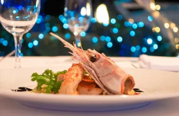 贅沢食材をふんだんに使った至高のフレンチコース | 【みなとみらいプロポーズプラン】プロポーズプランナーの安心サポート★オマールエビやフォアグラ等の豪華食材が織りなすフルコース全8品＋乾杯ドリンク＋特製メッセージプレート＋赤バラ12本のお花束付き★みなとみらい駅より徒歩8分！