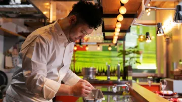 シェフ自らセレクトのワインとともに、非日常的な空間での贅沢な時間 | 【アニバーサリーランチ】大人の遊び場×イタリアンランチコース★活オマールの釜揚げや糸島豚肩ロースの炭火焼き含むコース★1日2組限定★完全予約制★ユーモア溢れる大人の隠れ家