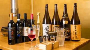 和やかな会話が弾む、充実のドリンク付きプラン | 【6～14名様 個室確約／顔合わせ・結納プラン 】特選黒毛和牛ステーキ含む溶岩焼きコース+メッセージ付きプレート+飲み放題★広島の溶岩焼きで味わう極上和牛と、佳き日を彩る特別ディナー