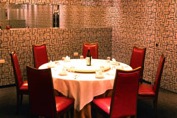 落ち着いてお過ごしいただける広々とした貴賓席へとご案内 | 5名～20名【貴賓席確約★ご長寿お祝いプラン】ふかひれの姿煮込みや北京ダックなど豪華四川料理ランチ全9品～興福コース～＋ワンドリンク＋お祝いメッセージ付桃饅頭★松坂屋本館最上階★