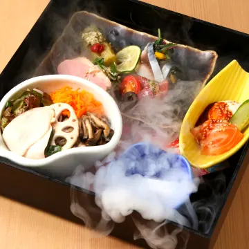 アニバーサリーのテーブルを彩る美しいランチ | 【絶景×個室選択可アニバーサリープラン】牛カルビ蒸籠蒸し含む豪華全7品ランチ『アニバーサリーコース』＋食後のコーヒーor紅茶＋メッセージ付きケーキ★北新地・地上130mからの美景★