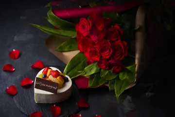 アニバーサリーにぴったり！豪華特典の完璧な演出 | 【Annyアニバーサリープラチナプラン】鉄板焼きコース全9品＋乾杯用スパークリングワイン＋メッセージ付きケーキ＋21本のバラの花束★アートホテル大阪ベイタワーの夜景と特選鉄板焼きでアニバーサリーをお祝い★