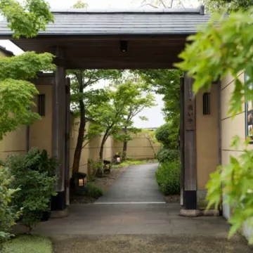 伝統と現代が融合した寛ぎの空間でお祝い | 【個室確約 お食い初めプラン】季節を感じる湯葉と豆腐のお祝い懐石★焼鯛付きお食い初め膳★シルクのような湯葉を個室で堪能★洗練された和個室でお子様の成長をお祝い★