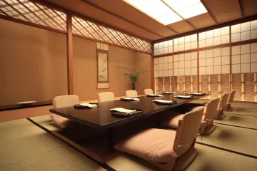 会話に花咲くプライベート空間とあたたかなおもてなし | 【個室確約 お顔合わせランチプラン】北陸の幸を堪能するお祝い会席～燦～★古都金沢の加賀料理で祝うご両家の大切なひととき★アクセス抜群な外苑前駅徒歩1分