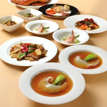 卓上を彩る高級食材と心からのおもてなし | 【還暦・ご長寿お祝いランチプラン】伝統と新鮮な食材が交差する青冥堂島本店の「玄武コース」全8品★お祝いシャンパンボトル付き！50年の歴史が織りなす絶品中華