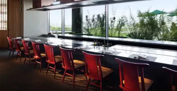 目の前で繰り広げられる鉄板焼きのライブ感 | 【カウンター席確約×アニバーサリーディナー】日本三大和牛・近江牛メインの鉄板会席★乾杯スパークリング＋メッセージ付きプレート★絶景とともに味わうひとときを琵琶湖ホテルで