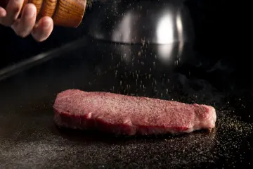 料理長厳選の銘牛と旬の素材が彩る全8品の満月コース | 【平日限定★夜景眺望◎アニバーサリーディナープラン】豪華鉄板焼きを味わう満月コース全8品＋乾杯シャンパン＋アニバーサリープレート★浦安ブライトンホテルベイ最上階★ホテル内レストランで過ごす至福のアニバーサリー★