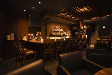 日本橋の隠れ家BARでゆったりとお祝いのひとときを | 【2～4名限定！お祝いプラン】日本橋駅直結★隠れ家BARで楽しむ創作料理全6品コース★カウンターorテーブル席選択可＆飲み放題付きも選べる★メッセージプレートで祝福を！