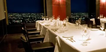 地上210mから望む絶景と共に優雅なお祝い時間を | 【個室確約 大人数のお祝いディナープラン】モダンフレンチ特別コース＋飲み放題付き★3時間利用可★映像機器使用無料★最大60名様可★晴れやかなお祝いに最適な池袋・サンシャインシティ58階の天空レストラン