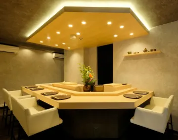 大人の隠れ家で過ごす特別な記念日 | ★熟成鮨+蟹 特別懐石コース【個室確約×ランチ・ディナー可★アニバーサリープラン】極上鮨と美酒で彩る、おまかせ握り懐石コース＋乾杯ドリンク付き★梅田の大人の隠れ家で祝う特別な日