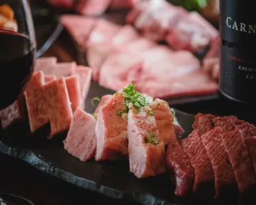 A4ランク以上の黒毛和牛が織りなす絶品コース | 【最大16名様 個室確約×顔合わせ・結納プラン】熟成黒毛和牛の贅沢焼肉ディナーコース★メッセージ付きプレート＋飲み放題選択可★北新地で過ごす特別な夜