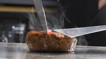 シェフ厳選の肉料理で極上の味わいを堪能 | 【土日祝日限定×アニバーサリープラン】こだわり肉料理コース★メッセージ付きプレートつき★北新地の看板のない隠れ家レストランで祝う特別なひととき