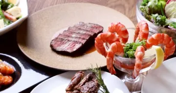 メッセージ付きプレートと乾杯スパークリングで彩る、心に残るプレミアムコース | 【最大8名／中之島クルーズ◆大人数のお祝いプラン】和牛ステーキ＆鮮魚を味わうプレミアムコース全7品＋乾杯スパークリング＋メッセージ付きプレート★水都大阪の夜景＆美景を望む貸切クルーズ