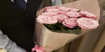 バラの花束・メッセージプレートで、パートナーを笑顔に | 【個室確約】チャペル貸切＆記念撮影付きプロポーズプラン フレンチディナー全７品★乾杯ドリンク＋バラの花束＋メッセージプレート★