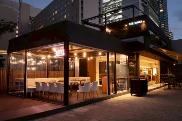 乾杯スパークリングとメッセージ付きプレートで心に残る祝福を | 【アニバーサリーディナープラン】和牛ステーキ含むグリルコース全2種＋乾杯スパークリング＋メッセージ付きプレート★中之島のリバーサイドに広がる風景と共に