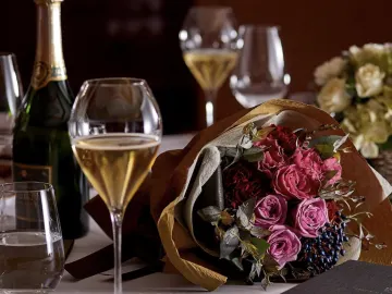 かけがえのないひとときを彩る充実の特典×サプライズプロポーズが叶うとっておきの演出 | 【伝統×格調高いおもてなし〜永遠を誓う日に選びたい★サプライズプロポーズディナー】19年連続★ミシュラン獲得〜“LE MENU DE THIERRY”本格フランス料理全5品＋心尽くしの特典3種★世界を魅了する帝国ホテル・日比谷駅徒歩3分