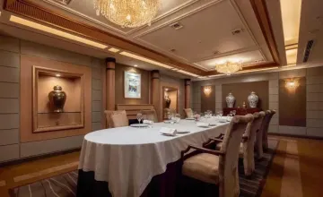 ご両家の晴れやかな門出に相応しい特別な空間★重厚感漂う個室×伝統の格調高いおもてなし | 【4〜14名様 / 個室確約★ご結納・ご両家お顔合わせプラン】19年連続★ミシュラン獲得〜“5PLATSランチコース”本格フランス料理全5品〜乾杯ドリンク付コース有★伝統×日本最高峰のおもてなし〜帝国ホテル・日比谷駅徒歩3分