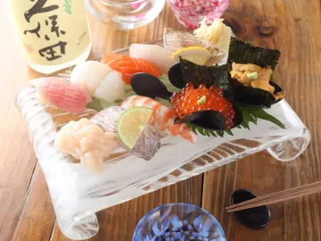 寿司と、厳選された日本酒のマリアージュ | 【個室確約×結納・顔合わせプラン】心～Shin～コース / お造り盛り合せ3種、握り5貫・巻物1巻などの人気メニューが揃う全5品コース★心斎橋の隠れ家で味わう豪華ディナー