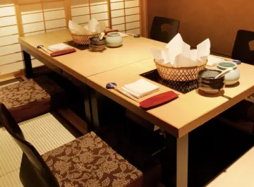 都心の喧噪を感じさせない品格のある落ち着く空間 | 【最大10名 個室確約×大人数のお祝いランチプラン】厳選豚肉の出汁しゃぶ会席★赤坂駅から徒歩2分★大切な人と思い出深いお祝い