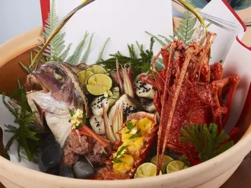 四季折々の新鮮食材を中心に使用したお祝い会席 | 【最大12名様 / 気品溢れる個室確約★ご結納・ご両家お顔合わせプラン】料理長厳選★旬の美食を堪能するお祝い会席＋選べる2種類の飲み放題コース★ご両家の絆を深める特別なひととき〜ホテルモントレ京都・烏丸御池駅徒歩2分