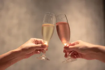 お祝いに華を添える2つの特典 | 【個室確約 アニバーサリー／顔合わせ】松阪牛しゃぶしゃぶorすき焼きコース＋乾杯スパークリングボトル＋メッセージ付きプレート★六本木・しゃぶ禅1号店でお祝い★