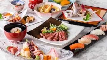 五感を満たす贅沢な食体験★お祝いの席を華やかに彩る心尽くしの会席料理 | 【個室も選べる / 6〜14名様★ご長寿祝い・お食い初めにもおすすめ♪大人数のお祝いプラン】心華やぐ食体験★選べる3種のお祝い会席〜お洒落な和モダン空間で祝う至福のひととき★池袋 / サンシャインシティプリンスホテル