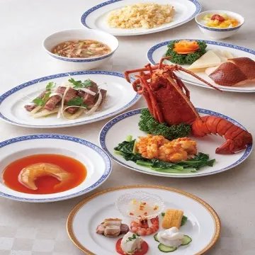 記念日を彩る極上の食体験★ホテルオークラ伝統の味と一流のサービスを堪能 | Anny限定【個室確約 / 地上210mの特等席★アニバーサリープラン】至高の美食体験★本格中国料理コース＋乾杯ドリンク＋桃饅頭付きお祝いプレート★ホテルオークラの伝統を継承する名店・新宿西口徒歩5分