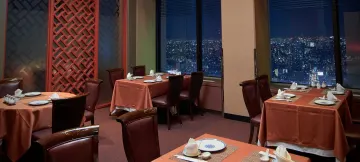 窓側席確約★東京の街を特等席で祝う記念日×とっておきの演出 | Anny限定【窓側席確約 / 圧巻の眺望★アニバーサリープラン】地上210mの特等席でお祝い★本格中国料理コース＋乾杯ドリンク＋桃饅頭付きお祝いプレート〜ホテルオークラの伝統を継承する名店・新宿西口徒歩5分