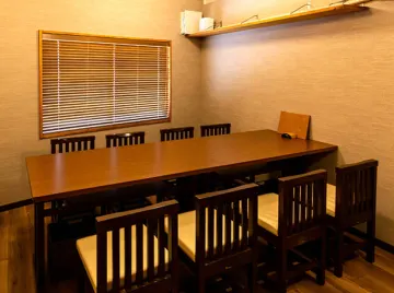 大人数で主役の方を囲むお祝いにぴったりの個室 | 【最大10名/長寿祝いプラン】個室確約★肉料理＆魚料理のWメインを堪能する全9品＋メッセージ付きケーキプレート★有料オプションでちゃんちゃんこあり★中崎駅徒歩3分の大人の隠れ家で、心温まる長寿のお祝いを