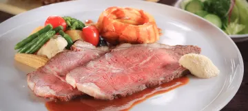 記憶に残る美食のひととき★厳選食材を使用した極上の逸品 | 【ソファ席確約★記念日ディナープラン】大切な記念日を彩る極上の美食体験〜ホテル自慢のローストビーフに舌鼓★ディナーコース全5品＋乾杯ドリンク＋メッセージ付きプレート★ロイヤルパークホテル / 水天宮前駅直結