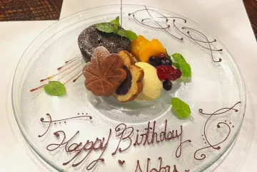 心に刻まれるメッセージプレートで特別なサプライズ | 【アニバーサリーディナープラン】★自由が丘徒歩4分の好立地★バリ島風の非日常空間で★広島流お好み焼きや三元豚、豚ロースステーキを含む全7品＋メッセージ付きデザートプレート＋2時間飲み放題付き