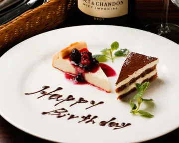 メッセージ付きプレートで心を込めたお祝いを演出 | 【飲み放題付き×アニバーサリーディナープラン】ボリュームたっぷりのコース料理全9品＆2.5h飲み放題コース＋メッセージ付きプレート★渋谷のヴィンテージ空間で特別な夜を