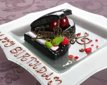 メッセージ入りピアノ型チョコレートケーキで記念日をお祝い | 【乾杯スパークリング付】松阪牛のボロネーゼが人気！メイン、リゾットが選べるプリフィクスディナープラン【全8品】